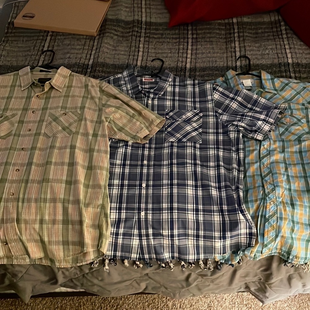 (3) Men’s 2xl Button-up Short sleeve shirts $25!!!